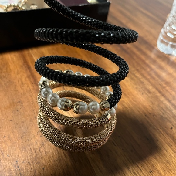 Elegant Black Pearl and Gold Bracelet - Picture 4 of 4